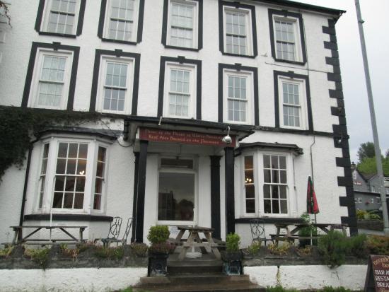 Neuadd Arms Hotel